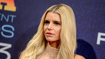 Jessica Simpsons peinliche Busen-Quetsche