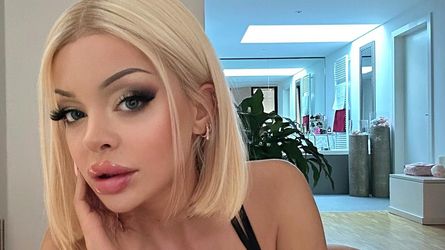 Katja Krasavice zeigt sich komplett nackt auf Social Media!