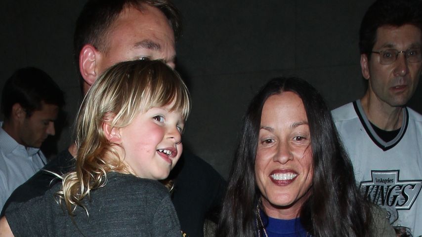Alanis Morissette mit Ehemann Mario Treadway und Sohn Ever am Flughafen in Los Angeles
