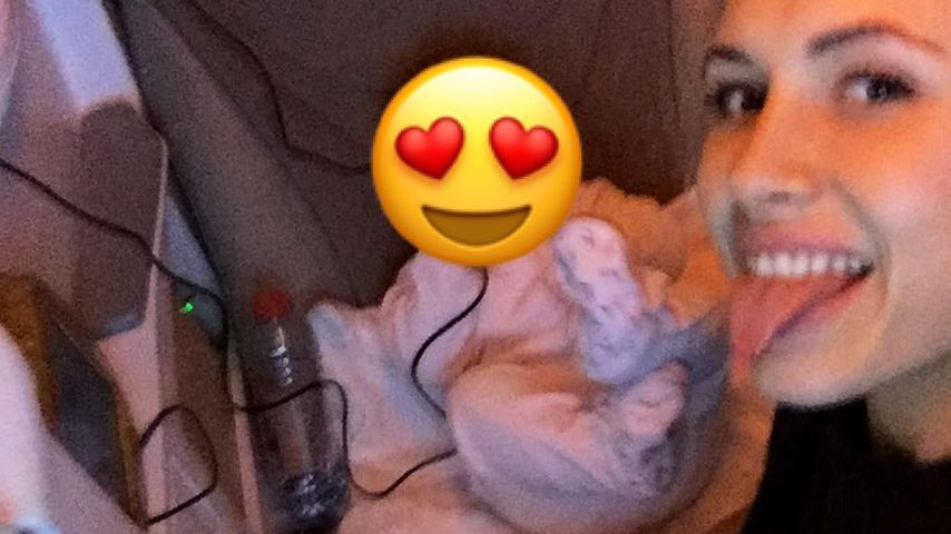 Alena Fritz mit ihrer Tochter im Flugzeug
