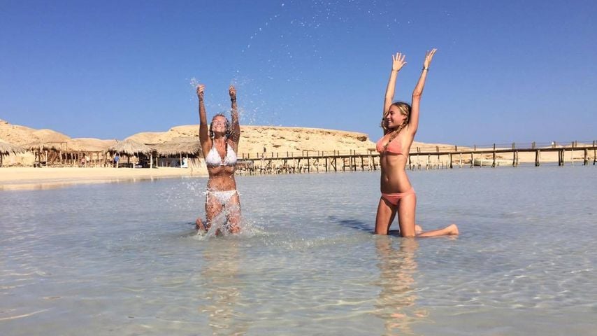 Alena Gerber und ihre Schwester im Meer