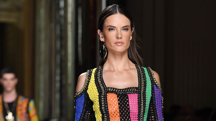 Alessandra Ambrosio auf dem Catwalk der Paris Fashion Week 2016
