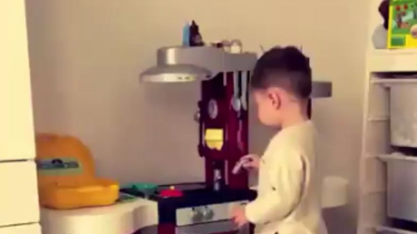 Wie süß: Brutzelt sich Alessio Lombardi hier zum Sternekoch?
