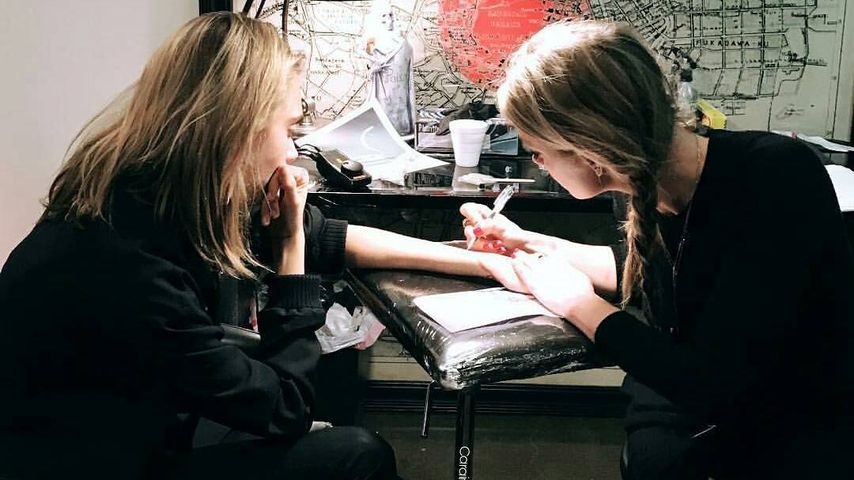 Cara Delevingne und Amber Heard beim Tätowieren im "Shamrock Social Club" in West Hollywood
