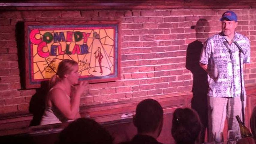 Amy Schumer und Woody Harrelson im "Comedy Cellar"
