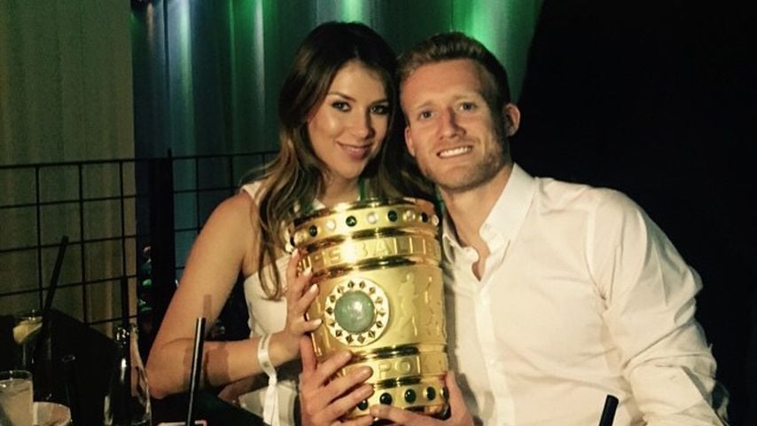 André Schürrle mit Montana York nach dem der VfL Wolfsburger 2015 den DFB-Pokal gewann