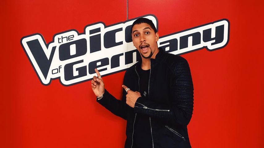 Andreas Bourani vor dem "The Voice of Germany"-Logo