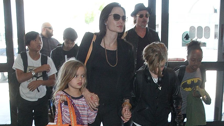 Angelina Jolie mit Vivenne und Knox Jolie-Pitt am Flughafen Los Angeles