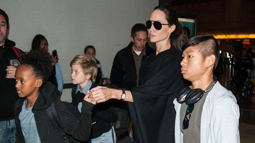 Angelina Jolie mit ihren Kindern Zahara, Shiloh und Maddox am Flughafen in Los Angeles