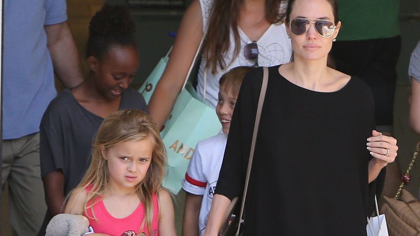 Angelina Jolie unterwegs mit ihren Kindern