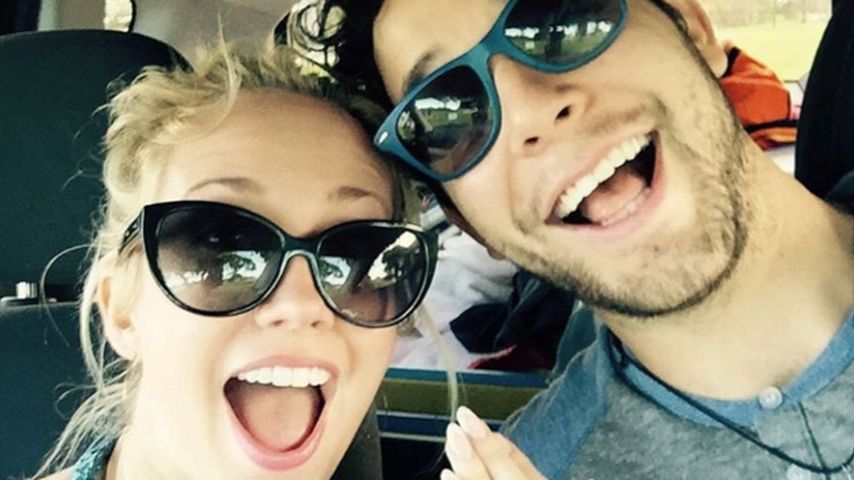 Anna Camp und Skylar Astin