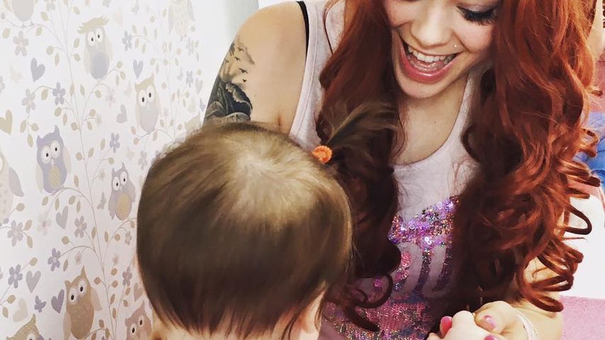 Anne Wünsche spielt mit ihrer Tochter