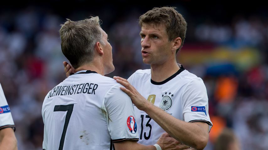 Bastian Schweinsteiger und Thomas Müller beim Spiel Nordirland gegen Deutschland bei der Fussball-EM