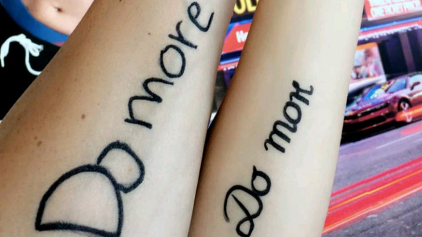 Bastian Yotta und Freundin mit Paar-Tattoo