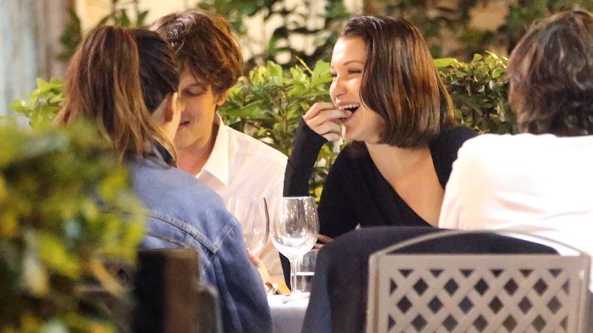 Bella Hadid in Begleitung