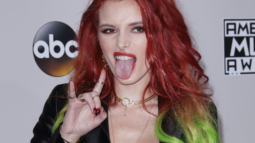 Bella Thorne bei den 2016 American Music Awards