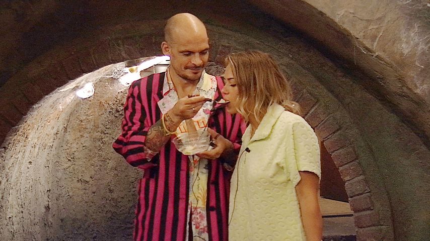 Ben Tewaag und Jessica Paszka in der Kanalisation