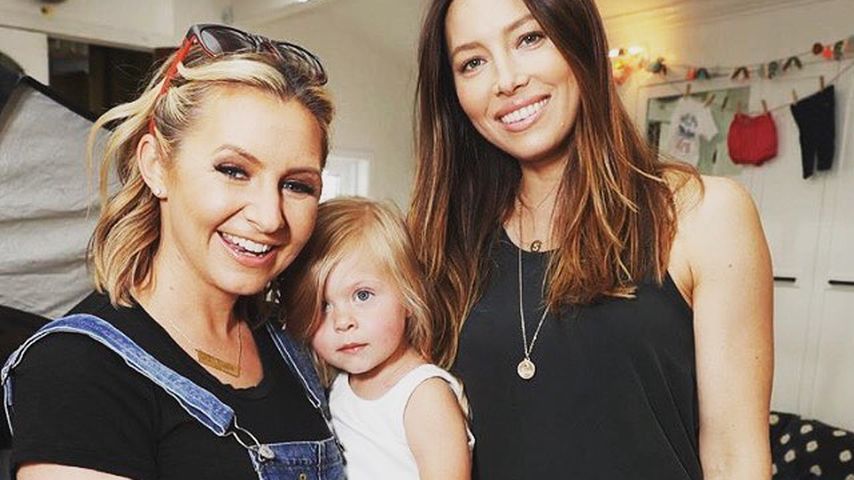 Beverley Mitchell mit ihrer Tochter Kenzie und Jessica Biel