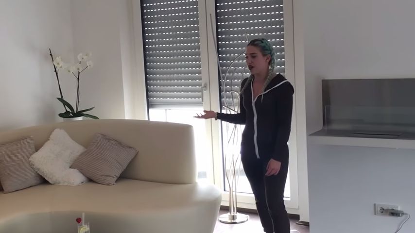 Bibi Heinicke in ihrem Wohnzimmer