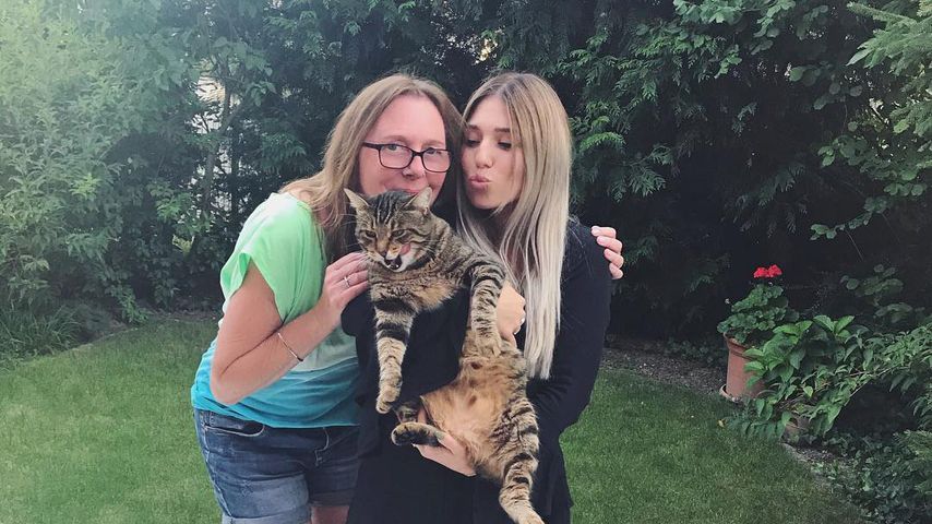 Ach, wie sympathisch! YouTube-Bibi kuschelt mit ihrer Mami