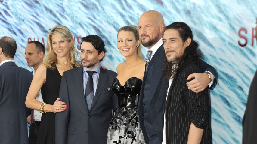 Blake Lively mit dem Cast von "The Shallows"