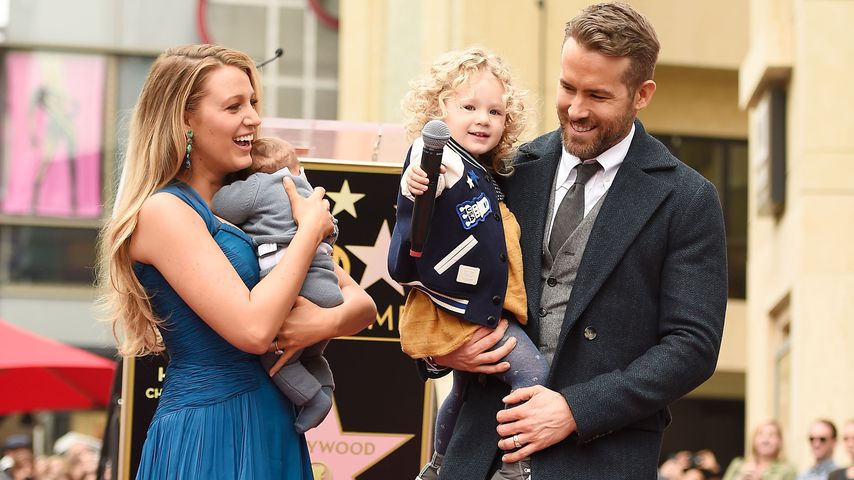 Blake Lively und Ryan Reynolds mit ihren Töchtern auf dem "Walk of Fame" in L.A.