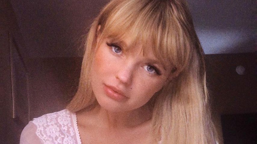 Model Bonnie Strange im Morgenmantel
