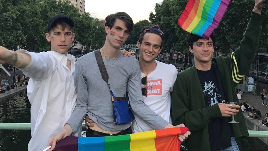 Brandon Flynn (2. v. r.) bei der Paris Pride 2017