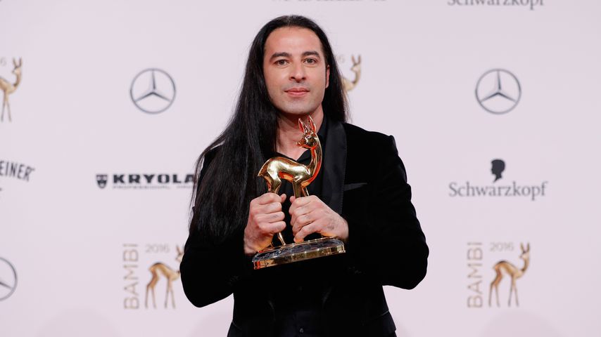 Bülent Ceylan 2016 mit seiner Bambi-Auszeichnung