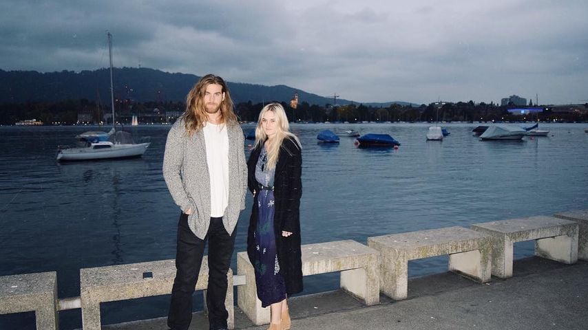 Carly und Brock O'Hurn am Meer