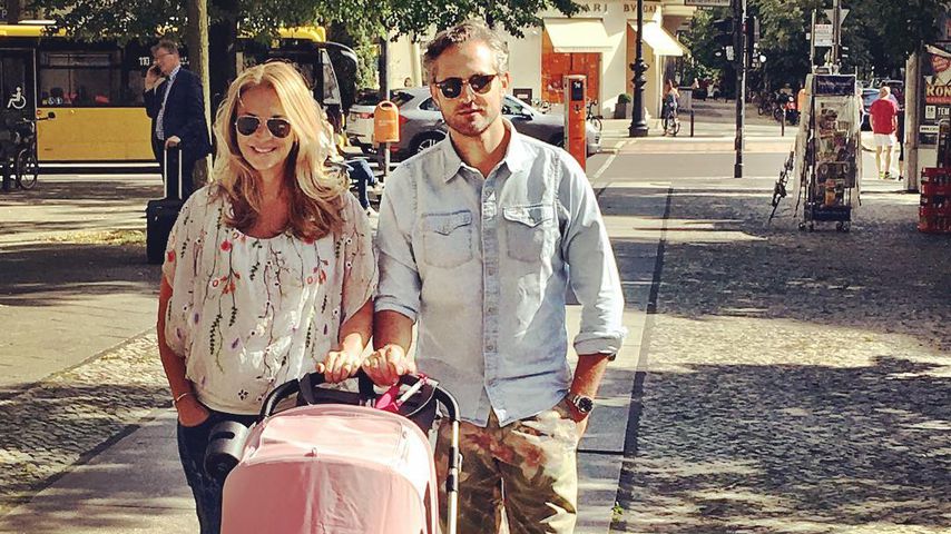 Caroline Beil und Philipp Sattler mit Tochter Ava