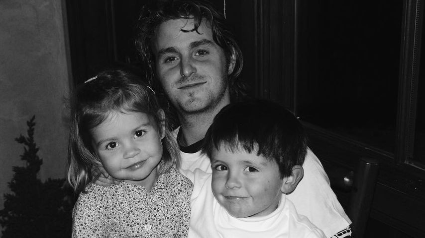 Carys Zeta Douglas mit Halbbruder Cameron (m.) und Bruder Michael