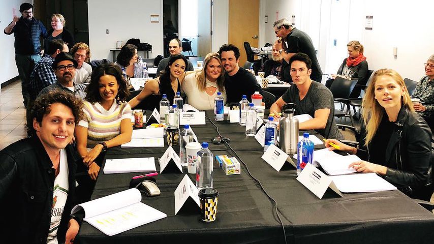Cast und Crew von "Roswell" bei ihren Vorbereitungen für den Start der Serie