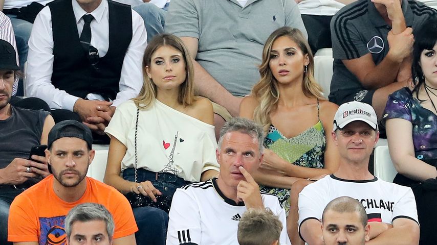 Cathy Hummels und Ann-Kathrin Brömmel im Stadion in Marseille