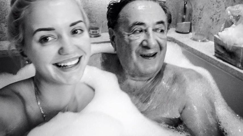 Cathy und Richard Lugner in der Badewanne