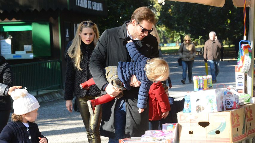 Michelle Hunziker, Tomaso Trussardi mit Celeste und Sole in einem Park in Mailand
