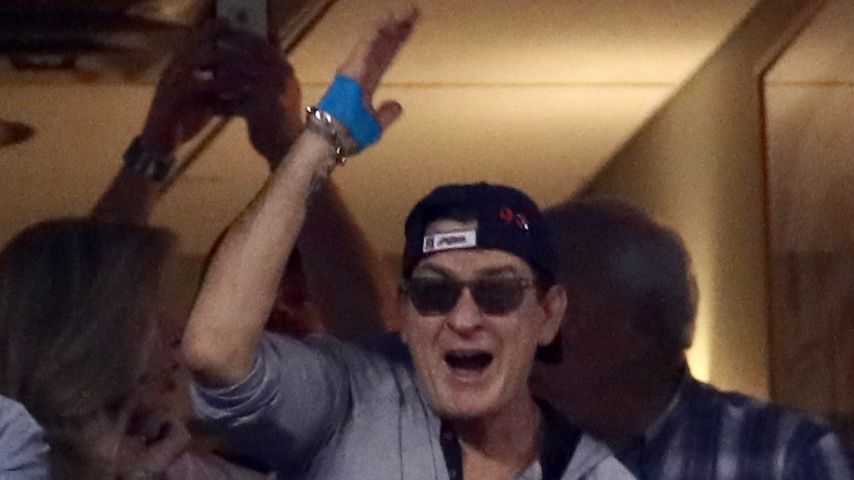Charlie Sheen im November 2016 bei einem Baseball-Spiel in Cleveland