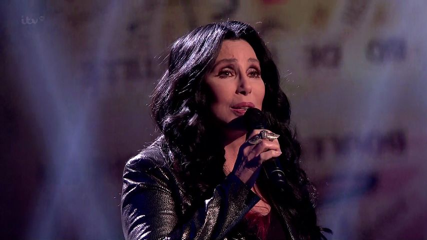 Cher performt ihre Single "Closer To The Truth"