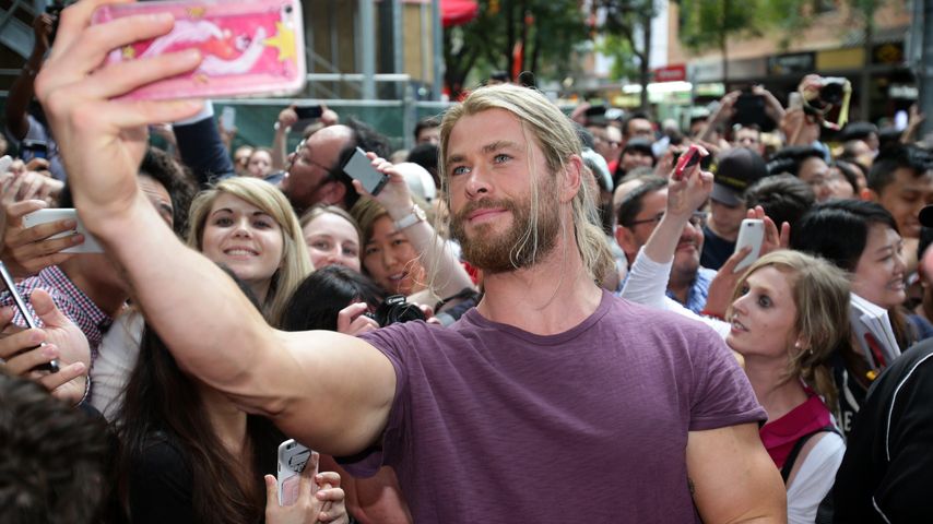 Chris Hemsworth mit weiblichen Fans am Set von "Thor: Ragnarok" in Brisbane