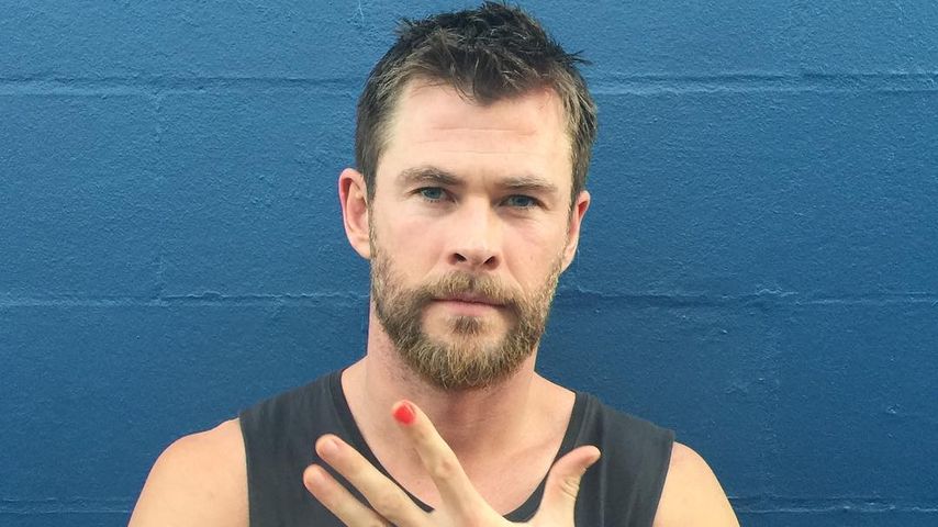 Chris Hemsworth mit rot lackierten Nagel im Oktober 2016