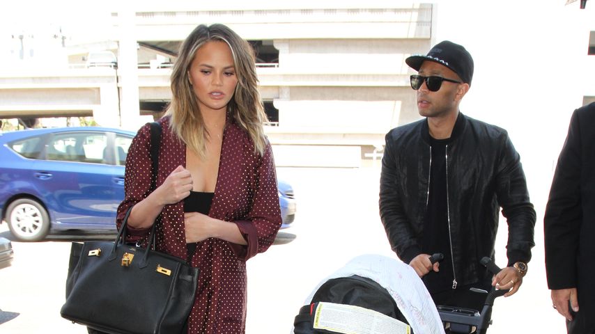Chrissy Teigen und John Legend mit ihrer Tochter am LAX