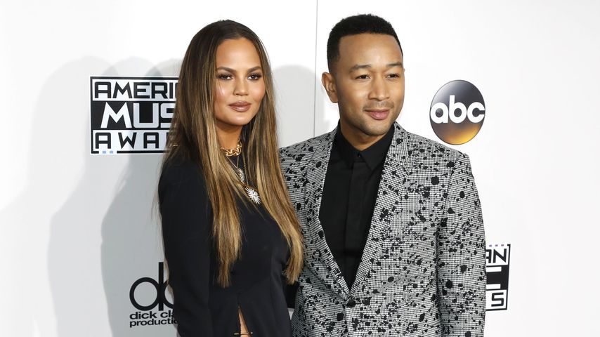Chrissy Teigen und John Legend posieren bei den American Music Awards im November 2016 in L.A.