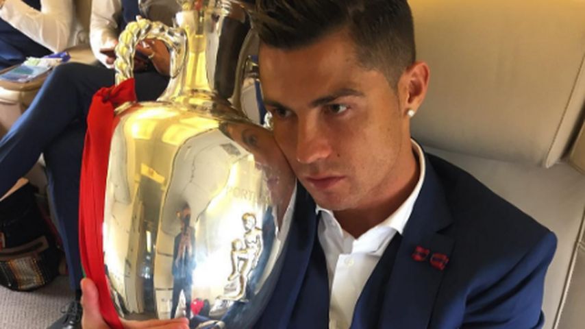 Cristiano Ronaldo und der EM-Pokal