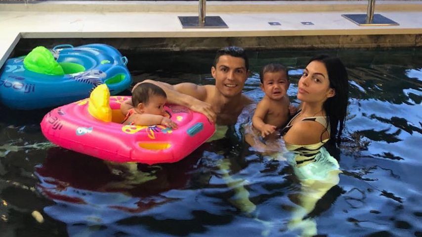 Cristiano Ronaldo mit seiner Freundin Georgina und seinen Twins Eva und Mateo