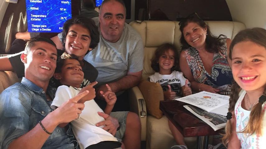 Cristiano Ronaldo und seine Familie im Flugzeug