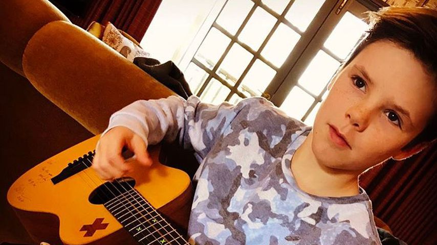 Mädchen-Magnet: Cruz Beckham legt süße Gitarren-Einlage hin!