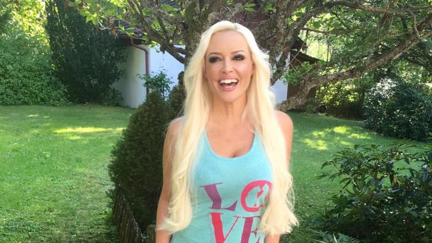 Daniela Katzenberger mit ihrem "Love and Style"-Charity-Shirt