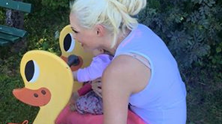 Daniela Katzenberger mit ihrer Tochter auf dem Spielplatz