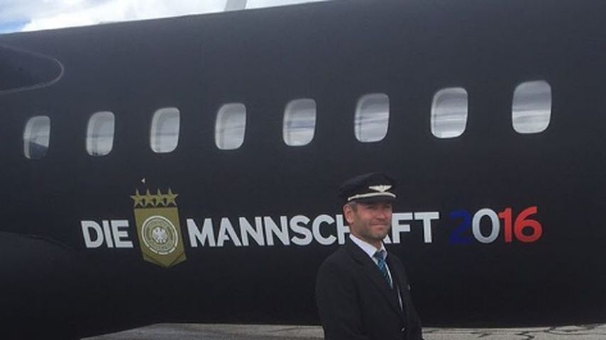 Das Flugzeug und der Kapitän der deutschen Nationalmannschaft