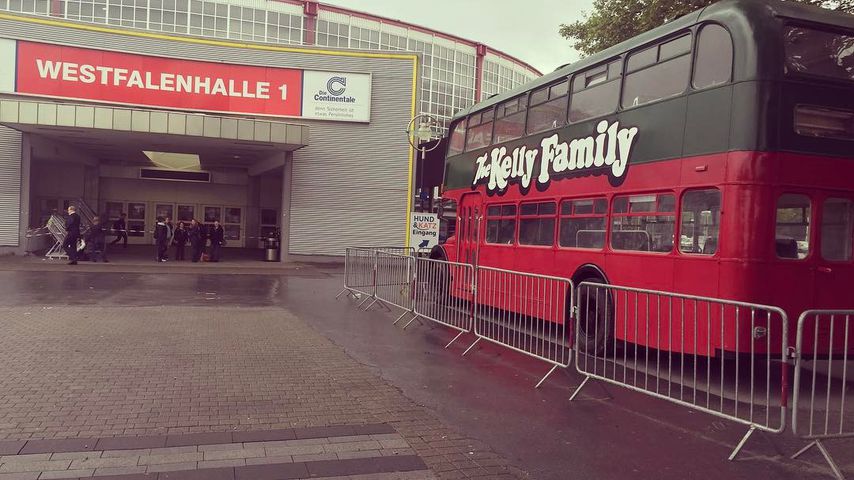 Der Kelly-Family-Bus vor der Westfalenhalle Dortmund